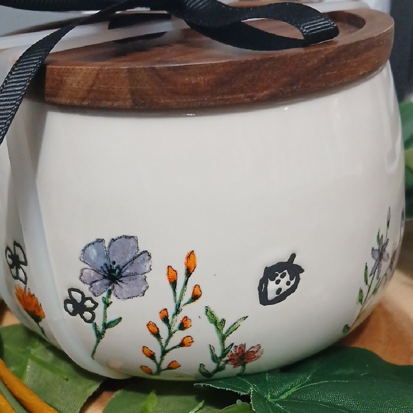 New!! Rae Dunn Floral Ceramic Sugar Jar with Wooden Lid NWT - Picture 4 of 13